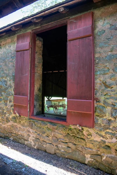 Hermoso Granero Piedra Colonial Pensilvania Con Gran Ventana Abierta Persianas —  Fotos de Stock