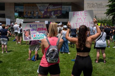 Philadelphia PA 06: 25 2022 Kalabalıkta iki kadın kürtaj karşıtı bir mitingde feminist tabelalar taşıyor ve eşimi sizin ağzınızdan uzak tutuyor. Josh Shapiro rallisi. Sadece editör
