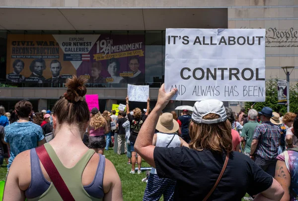 Philadelphia Usa 2022 Woman Holds Pro Choice Feminist Sign Pro — Stock Photo, Image