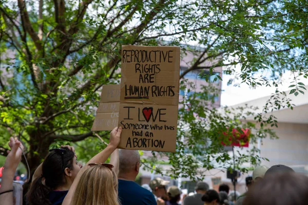 Una Joven Una Multitud Sostiene Cartel Protesta Mitin Político Favor —  Fotos de Stock