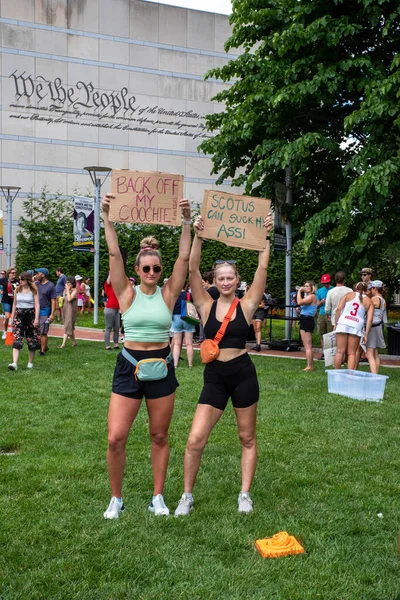 Philadelphia Usa 2002 Δύο Νεαρές Γυναίκες Κρατούν Φεμινιστικές Πινακίδες Διαμαρτυρίας — Φωτογραφία Αρχείου