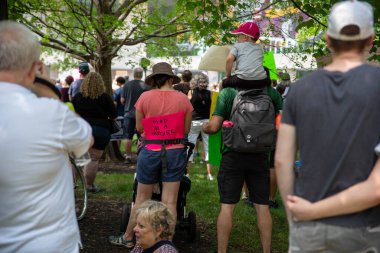 Philadelphia, PA USA - 06-25-2022 Ulusal Anayasa Merkezi, bebek arabalı anne MAD as A Mother tabelasını takıyor.