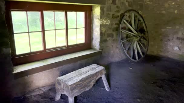 Interior Colonial Stone Cottage Dirt Floor Red Window Rustic Bench — Vídeo de Stock