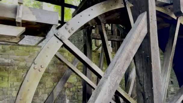 Footage Rustic Turning Colonial Water Wheel Stone Structure Upper Portion — Video