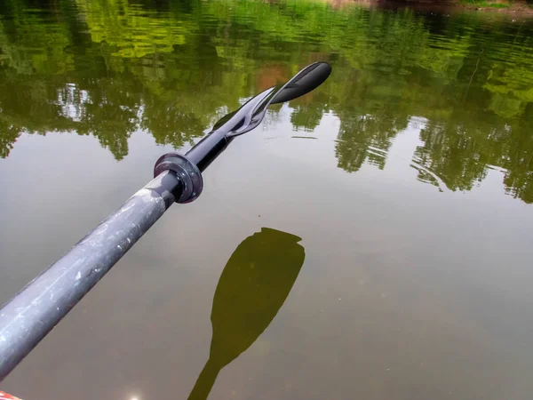 Adventure River Scene Raised Paddle Oar Smooth Watr Surface Woodland — Stock fotografie