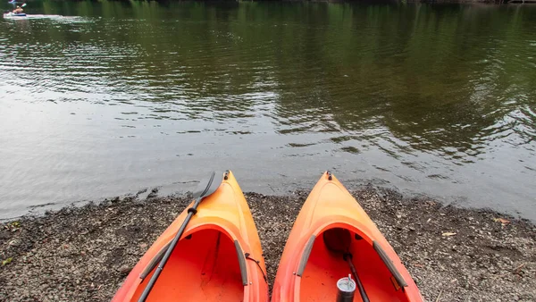 Beautiful Outdoor Adventure Nature Background Scene Pair Orange Kayaks Pointing — Foto Stock