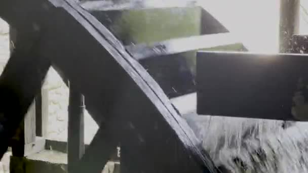 Colonial American Water Wheel Turns Crank Shaft Background Water Pouring — Vídeo de stock