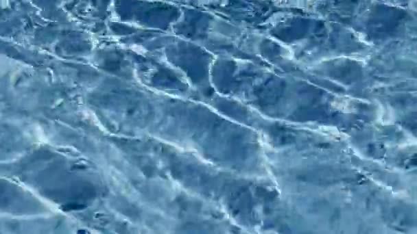 Абстрактні Зачаровуючі Кадри Чуттєвих Розривних Хвиль Води Басейні Блакитним Тлом — стокове відео