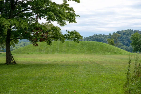 Grass Covered Prehistoric Native American Hopewell Culture Burial Mound Seip — Foto de Stock