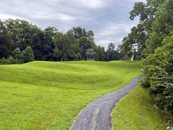 Walking Path Leads Curving Body Prehistoric Native American Snake Earthwork — Stock Photo, Image