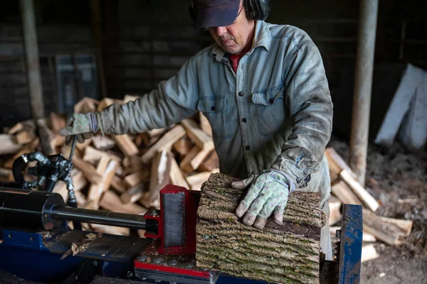 Caucasian Senior Man Splits Wood Hydraulic Log Splitter Wears Denim — Stock Photo, Image