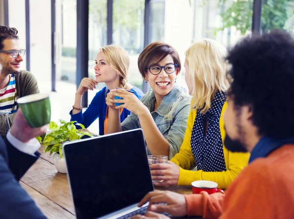 Grupp av vänner med en fika på ett kafé — Stockfoto