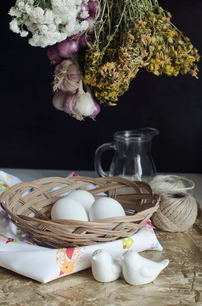 Cesto con uova — Foto Stock