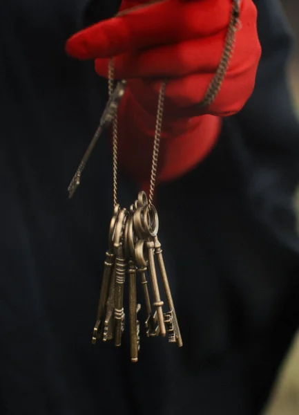 Mulher segurando uma chave em uma mão — Fotografia de Stock