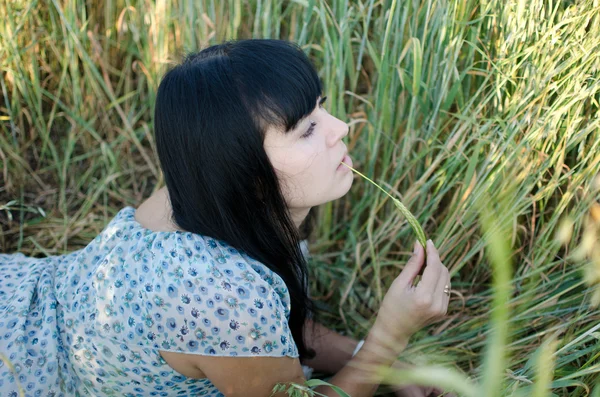 Menina no prado — Fotografia de Stock