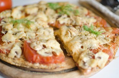 Mantarlı ve domatesli pizza