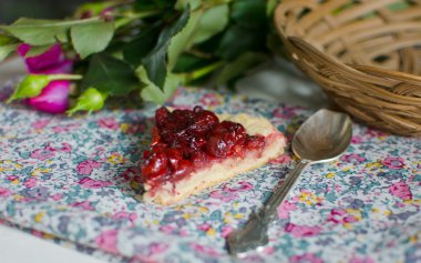 Masadaki pasta tatlı cherrt