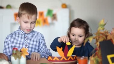 Kağıt hindi giymiş kız ve oğlan ve yerli Amerikan şapkaları. Bunun için minnettarım. Şükran Günü 'nü kutluyoruz. Diy el sanatları projesi