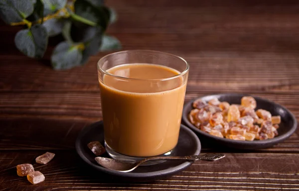 Copo de café leitoso com açúcar doce de rocha. — Fotografia de Stock