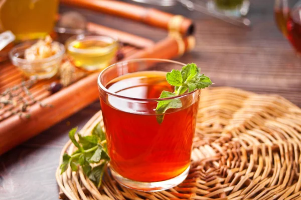 Egy pohár menta tea száraz gyógynövényekkel a tálcán.. — Stock Fotó