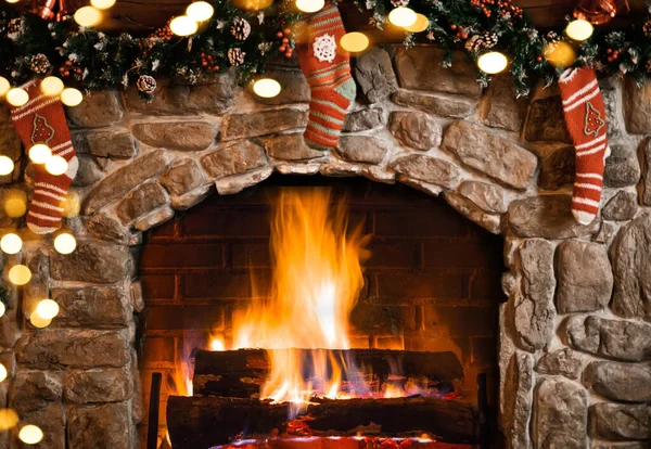 Innenraum weihnachtlich dekoriert. Kamin mit Socken. Stockbild