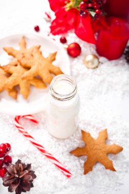 Noel Baba için kurabiye, şeker kamışı ve süt Noel süslemesi arka planında.
