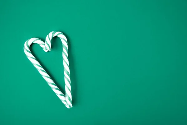 Canna da zucchero verde e bianco a forma di cuore sullo sfondo verde — Foto Stock