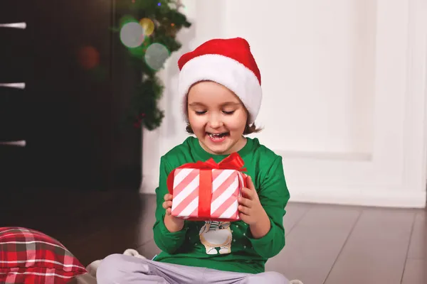 幸せな小さな笑顔女の子とともにクリスマスギフトボックス ストック写真
