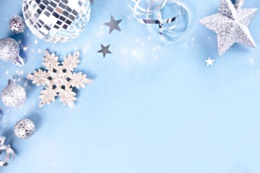 Gümüş oyuncaklarla Noel süslemesi. Yıldızlar, toplar. Üst Manzara. Boşluğu kopyala.