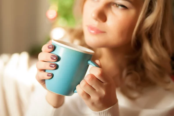 Mulher bonita segurando caneca azul de café ou chá. — Fotografia de Stock