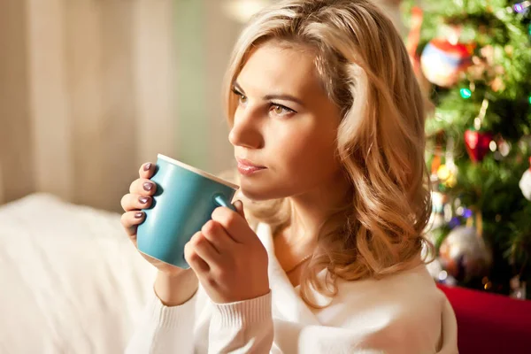 Mulher bonita segurando caneca azul de café ou chá. — Fotografia de Stock