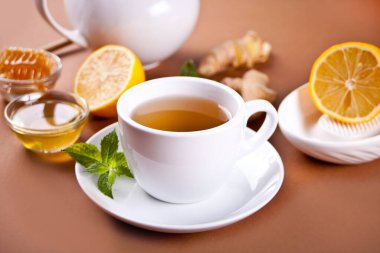 Limonlu zencefil çayı, nane yaprağı ve bal..