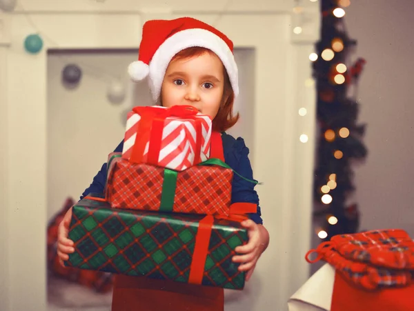 Child Little Cute Girl Kid Santa Cap Holding Christmas Gift — Zdjęcie stockowe