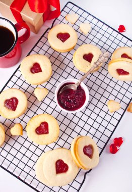 Kalp şeklinde geleneksel linzer kurabiyeler ve çilek reçeli. Sevgililer Günü konsepti.