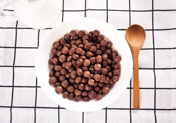 Taças com bolas de milho doce de chocolate. Delicioso e saudável café da manhã cereal. — Fotografia de Stock