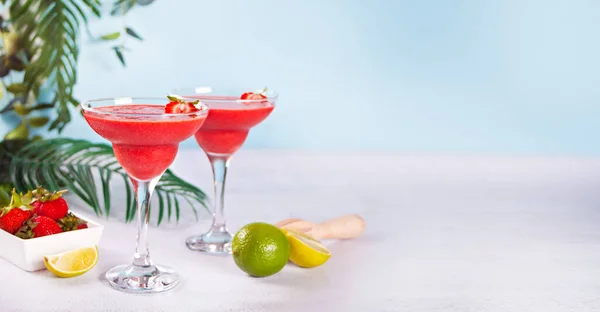 Koude aardbeienmargarita of daiquiri cocktail met limoen en rum — Stockfoto