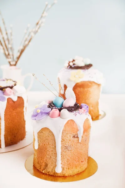 传统的复活节蛋糕甜面包，用糖果装饰。糖花、糖霜、糖霜 — 图库照片