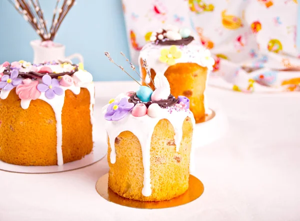 キャンディで飾られた伝統的なイースターケーキ甘いパンkulich 。砂糖の花メレンゲアイシング ストック画像