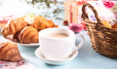 Taze kruvasan ve bir fincan çay. Sağlıklı yaşam tarzı kavramı.