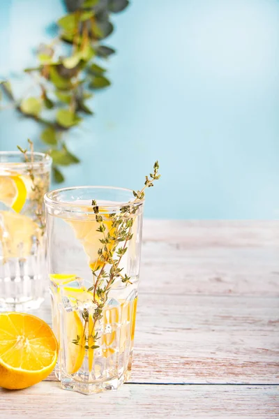 Limonada fresca fría de verano con tomillo de hierbas y limón — Foto de Stock