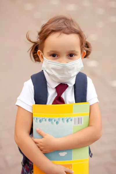 Konsep coronavirus COVID-19. Gadis sekolah mengenakan masker wajah medis untuk perlindungan kesehatan dari virus influenza — Stok Foto