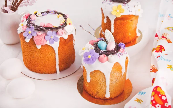 Bolo de Páscoa tradicional kulich pão doce decoradocom doces. flor de açúcar, cobertura de merengue — Fotografia de Stock