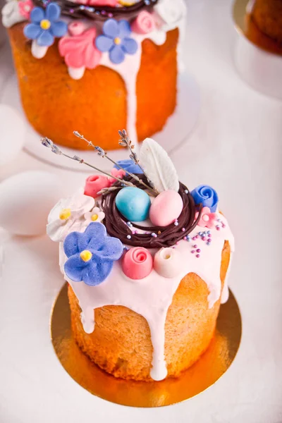 传统的复活节蛋糕甜面包，用糖果装饰。糖花、糖霜、糖霜 — 图库照片