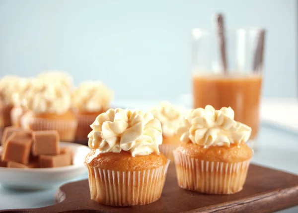 Cupcakes caseiros com xarope de caramelo e chantilly queijo — Fotografia de Stock