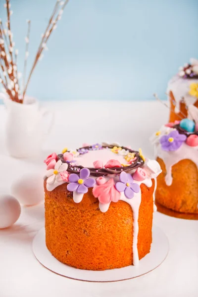 Pastel de Pascua tradicional pan dulce kulich decorado con caramelos. flor de azúcar, glaseado de merengue — Foto de Stock