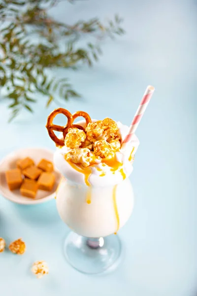 Milkshake com xarope de caramelo, pipoca e waffles de moldura — Fotografia de Stock