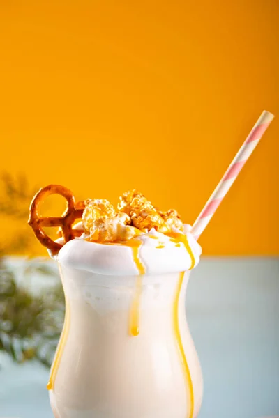 Milkshake com xarope de caramelo, pipoca e waffles de moldura — Fotografia de Stock