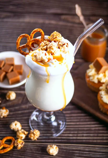 Milkshake com xarope de caramelo, pipoca e waffles de moldura — Fotografia de Stock