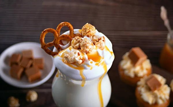 Milkshake con sciroppo di caramello, popcorn e cialde brezel — Foto Stock
