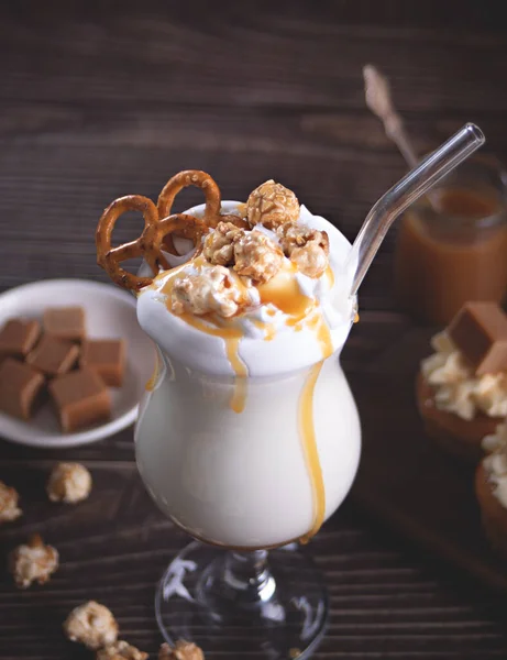 Milkshake com xarope de caramelo, pipoca e waffles de moldura — Fotografia de Stock